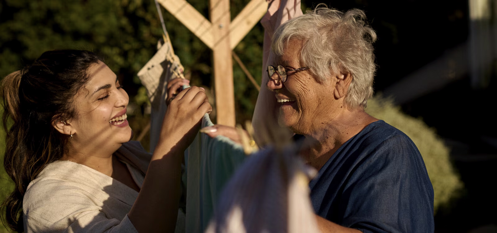 Mulher e mãe a rirem-se enquanto desfrutam de um momento juntas Mulher e mãe a rirem-se enquanto desfrutam de um momento juntas